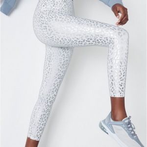Define PowerHold® High-Waisted 7/8 Legging. Foil Stealth. Size medium.
